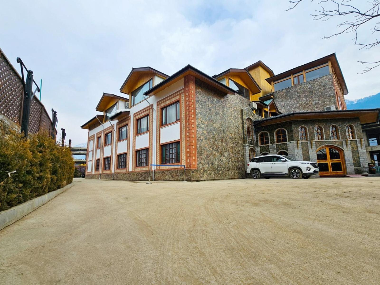 The Walnut Creek Pahalgam Hotel Exterior photo